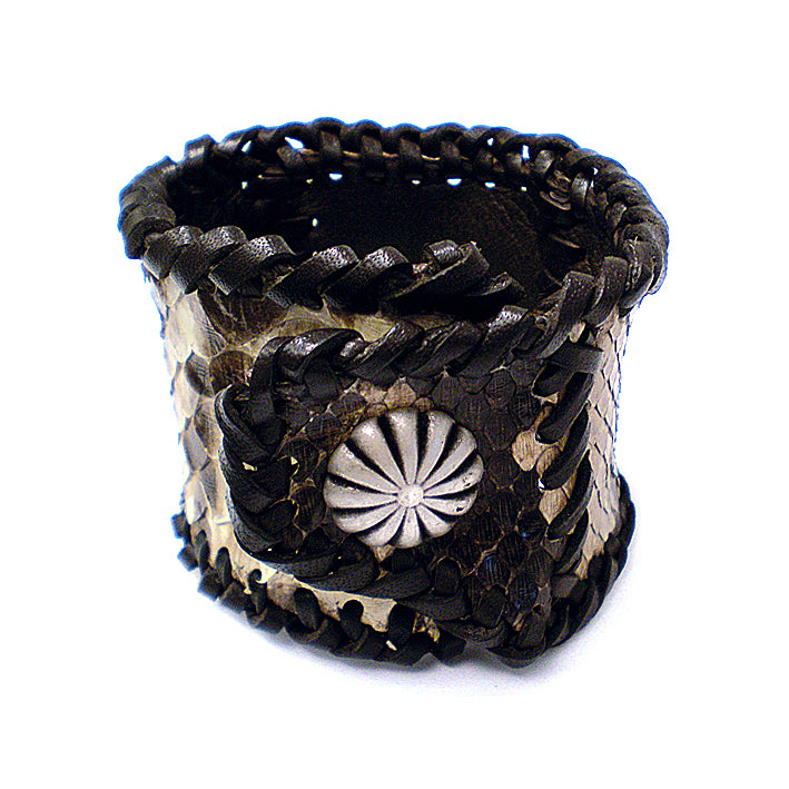 Lederarmband Echtes Pythonleder Braun Geflochtene Lederkanten Dekorative Metallplakette Druckknopf-Verschluss 5 cm Breit