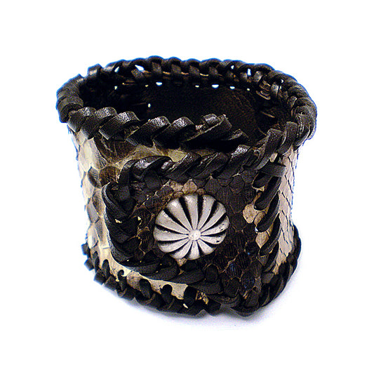 Lederarmband Echtes Pythonleder Braun Geflochtene Lederkanten Dekorative Metallplakette Druckknopf-Verschluss 5 cm Breit