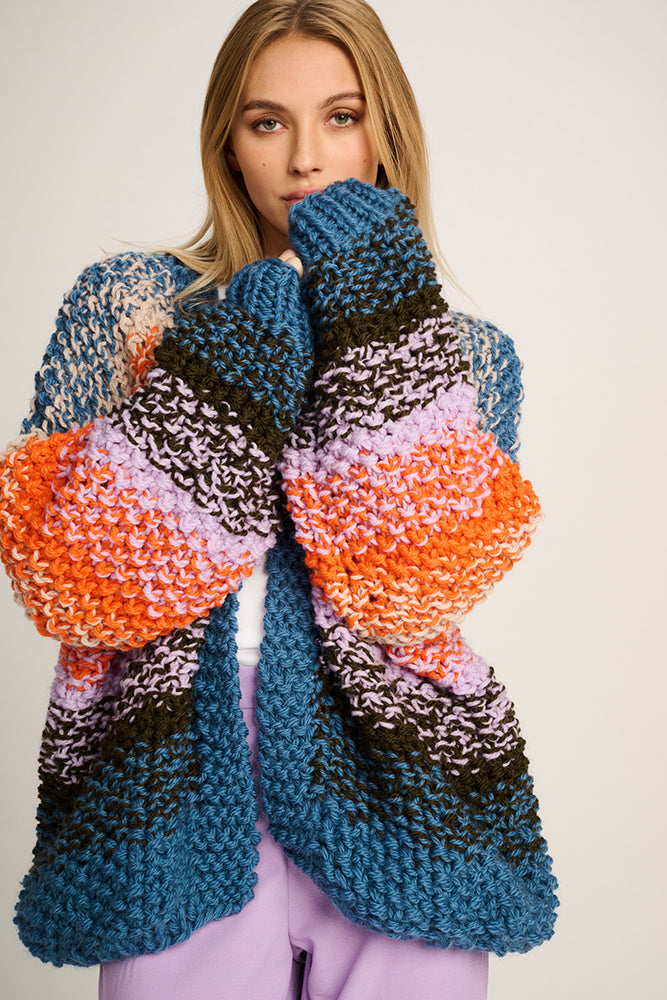 Les Tricots d'O Strickjacke Cardigan Oversize Merino Wolle Grobmaschig Patentmuster Multicolor Streifen Model 4
