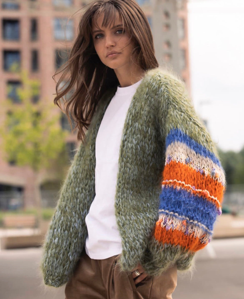 Les Tricots d'O Strickjacke Mohair-Blend Oliv Oversize Gestreifte Ärmel Rot Blau Natur