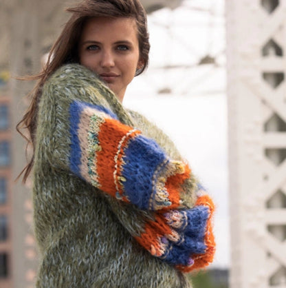 Les Tricots d'O Strickpullover Mohair-Blend Oliv Oversize Gestreifte Ärmel Rot Blau Natur Model 2