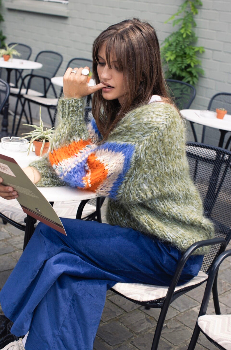 Les Tricots d'O Strickpullover Mohair-Blend Oliv Grobmaschig Oversize Gestreifte Ärmel Rot Blau Natur Model