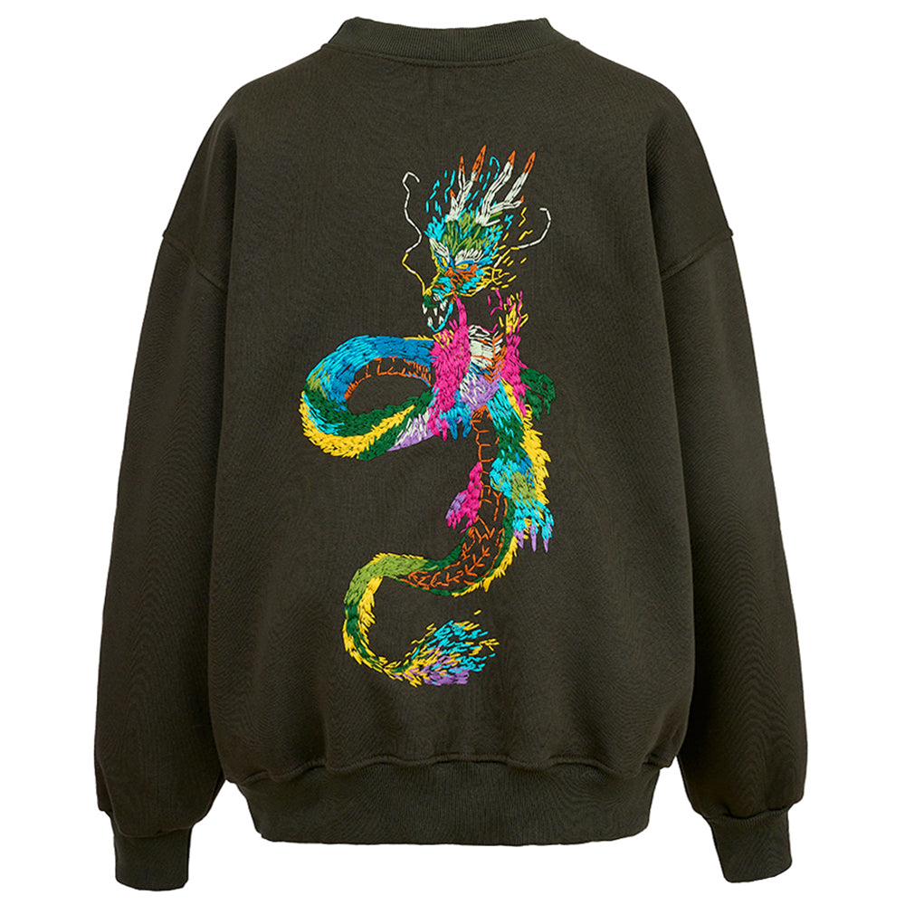Les Tricots d'O Sweatshirt Dunkel Olivgrün Bunte Drachen-Stickerei auf der Rückseite Rundhals Entspannte Passform Rückseite
