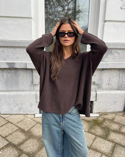 Lou & Odette Sweater Laura Oversize Viskose-Mix Braun V-Ausschnitt Ärmel mit Außennaht Model
