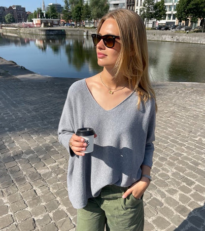 Lou & Odette Sweater Laura Oversize Viskose-Mix Grau V-Ausschnitt Ärmel mit Außennaht Model