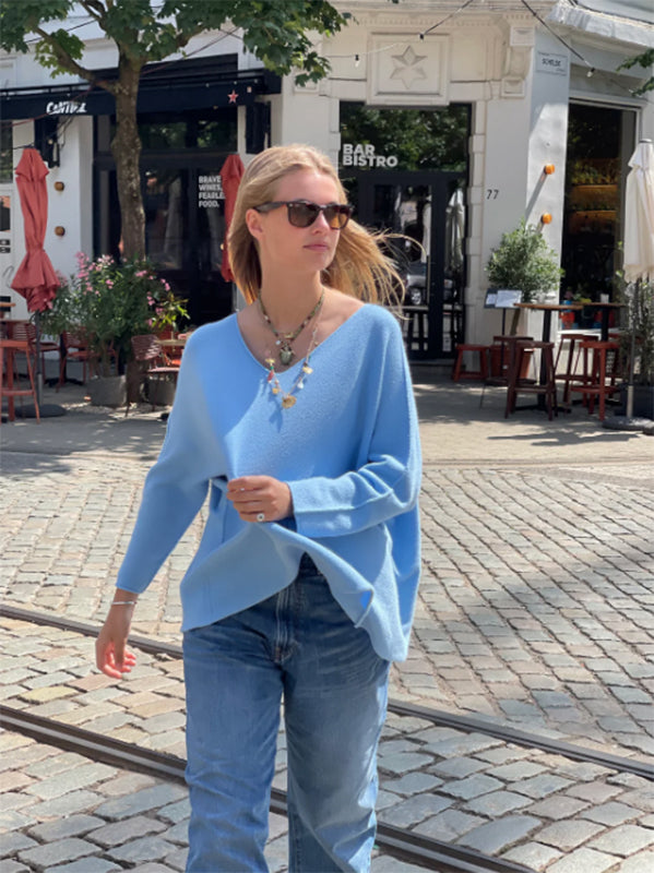 Lou & Odette Sweater Laura Oversize Viskose-Mix Hellblau V-Ausschnitt Ärmel mit Außennaht Model 2