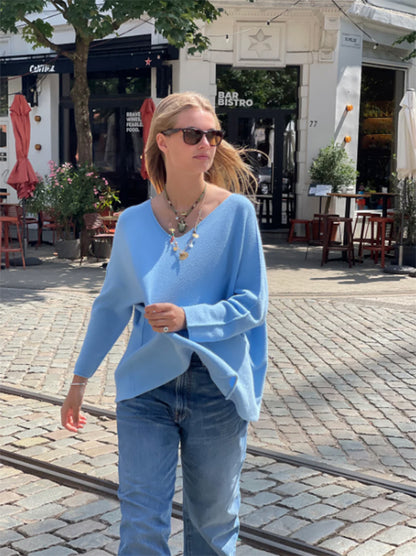 Lou & Odette Sweater Laura Oversize Viskose-Mix Hellblau V-Ausschnitt Ärmel mit Außennaht Model 2