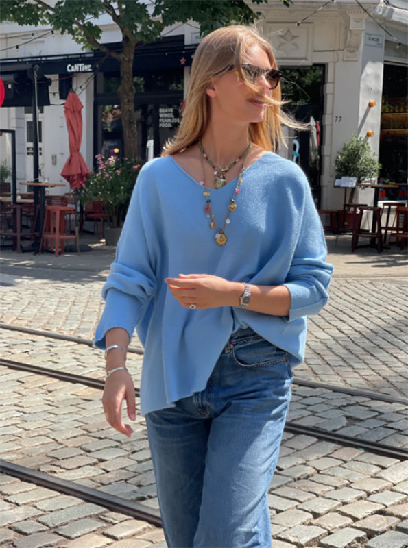Lou & Odette Sweater Laura Oversize Viskose-Mix Hellblau V-Ausschnitt Ärmel mit Außennaht Model