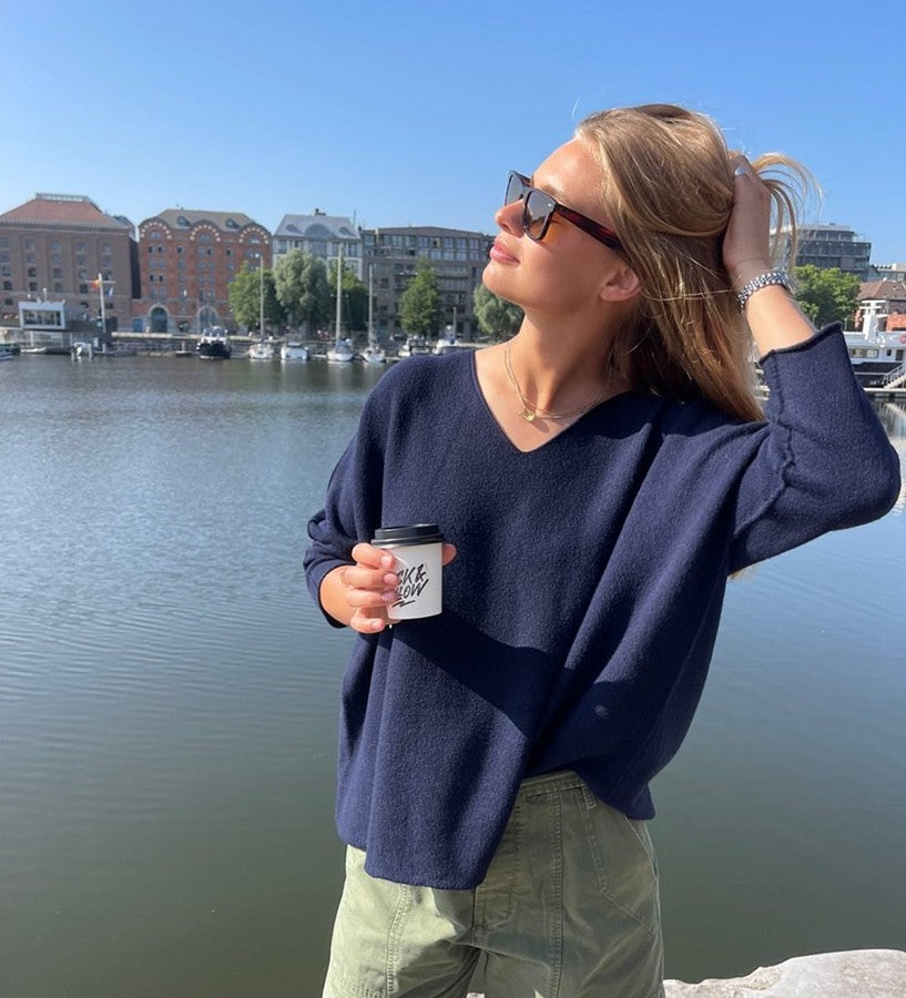 Lou & Odette Sweater Laura Oversize Viskose-Mix Navy Dunkelblau V-Ausschnitt Ärmel mit Außennaht Model