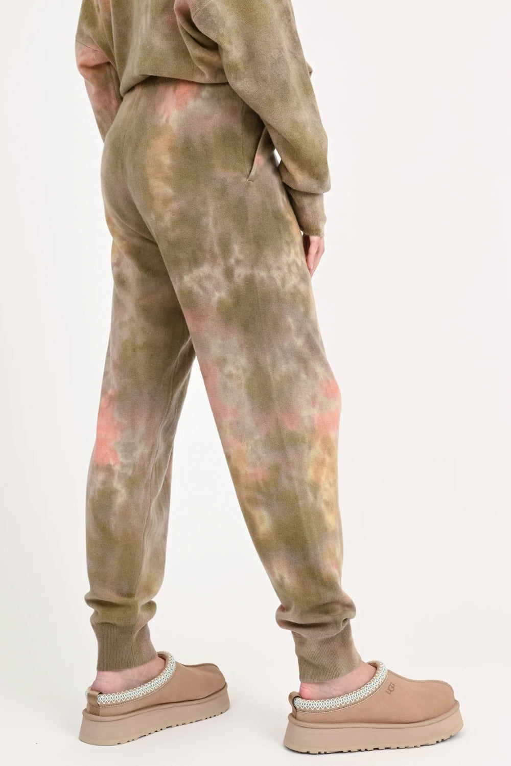 Love Joy Victory Batik Sweatpants Velika Kaschmir Jogger Multicolor Model 3