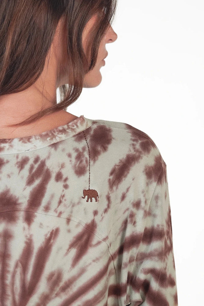 Love Joy Victory Batik-Longsleeve Maybell Salbei Braunrot Tie & Dye Relaxed-Fit Detail