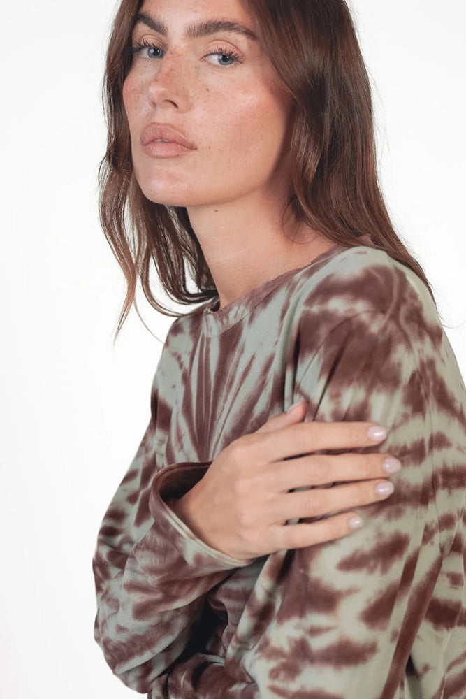 Love Joy Victory Batik-Longsleeve Maybell Salbei Braunrot Tie & Dye Relaxed-Fit Model 4