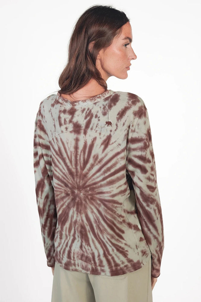 Love Joy Victory Batik-Longsleeve Maybell Salbei Braunrot Tie & Dye Relaxed-Fit Model 5