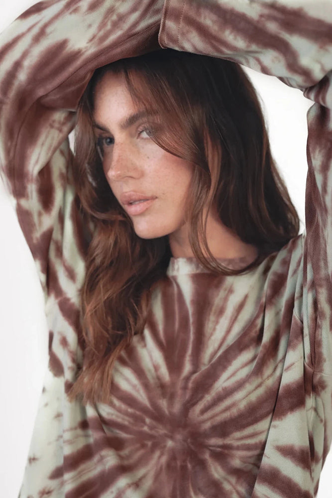 Love Joy Victory Batik-Longsleeve Maybell Salbei Braunrot Tie & Dye Relaxed-Fit Model
