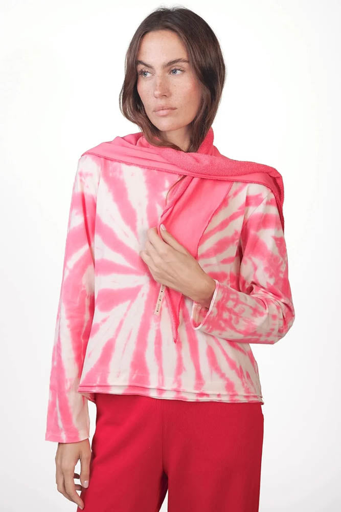 Love Joy Victory Batik-Longsleeve Maybell Rosa Weiß Tie & Dye Relaxed-Fit Model 2