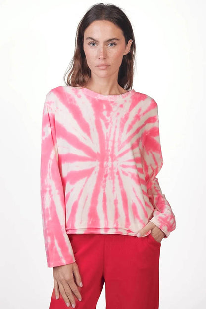 Love Joy Victory Batik-Longsleeve Maybell Rosa Weiß Tie & Dye Relaxed-Fit Model 4