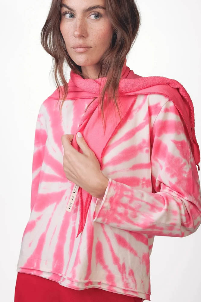 Love Joy Victory Batik-Longsleeve Maybell Rosa Weiß Tie & Dye Relaxed-Fit Model 6