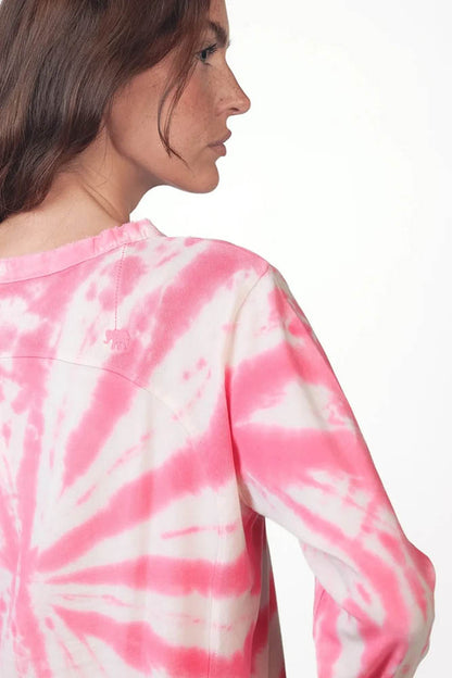 Love Joy Victory Batik-Longsleeve Maybell Rosa Weiß Tie & Dye Relaxed-Fit Model Detail Rückseite