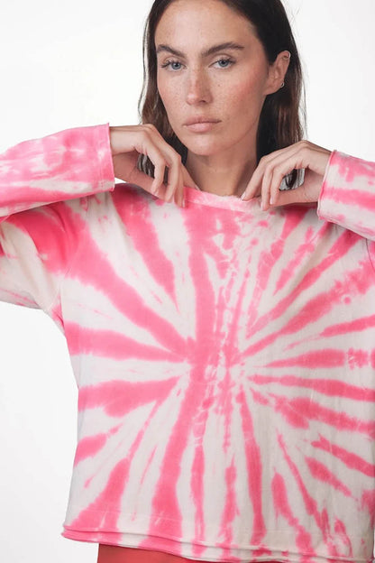 Love Joy Victory Batik-Longsleeve Maybell Rosa Weiß Tie & Dye Relaxed-Fit Model