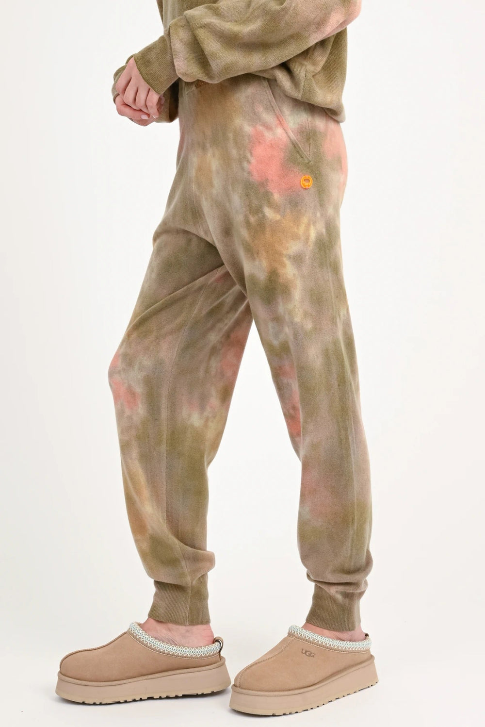 Love Joy Victory Batik Sweatpants Velika Kaschmir Jogger Multicolor Model 2