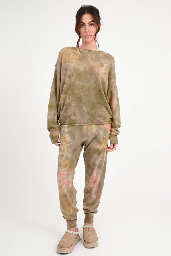 Love Joy Victory Batik Sweatpants Velika Kaschmir Jogger Multicolor Model