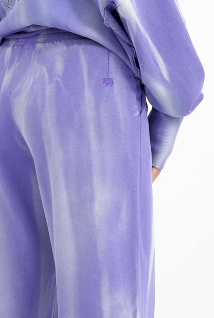 Love Joy Victory Batik Sweathose Lely Relaxed Fit Lila Irisblue Bio-Baumwolle Detail