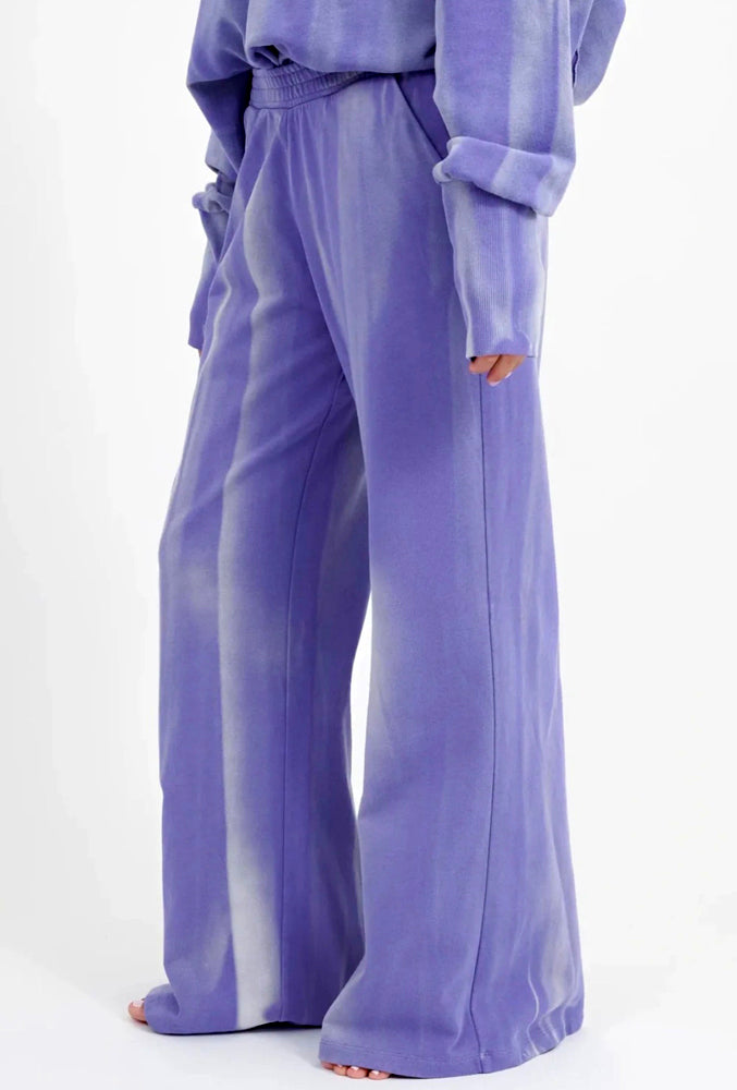 Love Joy Victory Batik Sweathose Lely Relaxed Fit Lila Irisblue Bio-Baumwolle Model 1