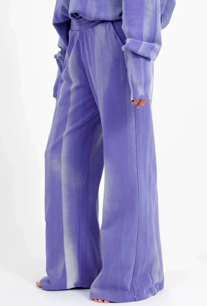 Love Joy Victory Batik Sweathose Lely Relaxed Fit Lila Irisblue Bio-Baumwolle Model 1