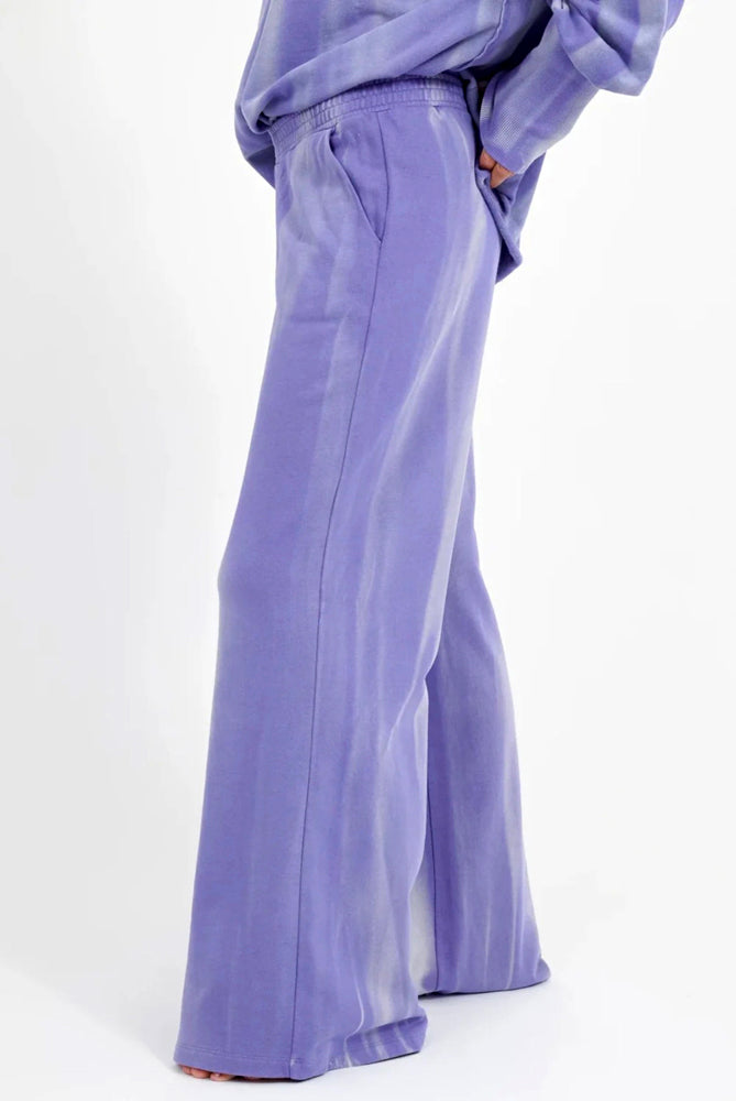 Love Joy Victory Batik Sweathose Lely Relaxed Fit Lila Irisblue Bio-Baumwolle Model 2
