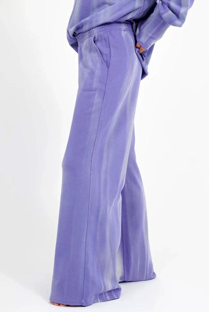 Love Joy Victory Batik Sweathose Lely Relaxed Fit Lila Irisblue Bio-Baumwolle Model 2