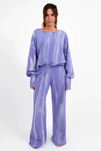 Love Joy Victory Batik Sweathose Lely Relaxed Fit Lila Irisblue Bio-Baumwolle Model 3