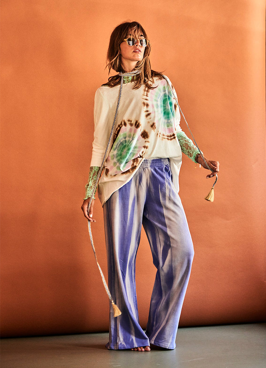 Love Joy Victory Batik Sweathose Lely Relaxed Fit Lila Irisblue Bio-Baumwolle Model 5
