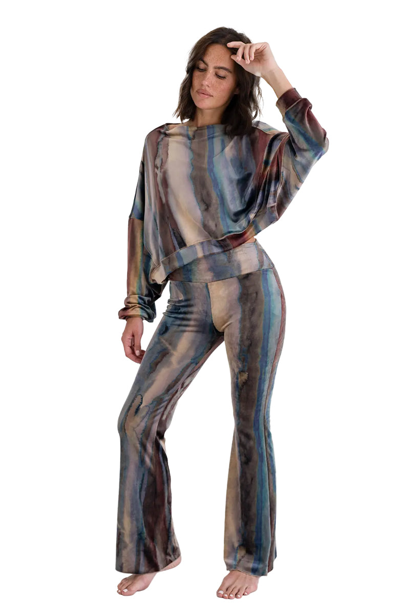 Love Joy Victory Batik Sweatpants Kala Flared Schlaghose Multicolor Velvet-Stoff Samt-Optik Bio-Baumwolle Multicolor Model