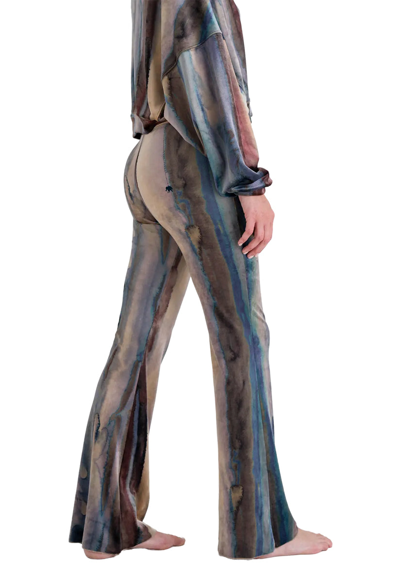 Love Joy Victory Batik Sweatpants Kala Flared Schlaghose Multicolor Velvet-Stoff Samt-Optik Bio-Baumwolle Multicolor Detail