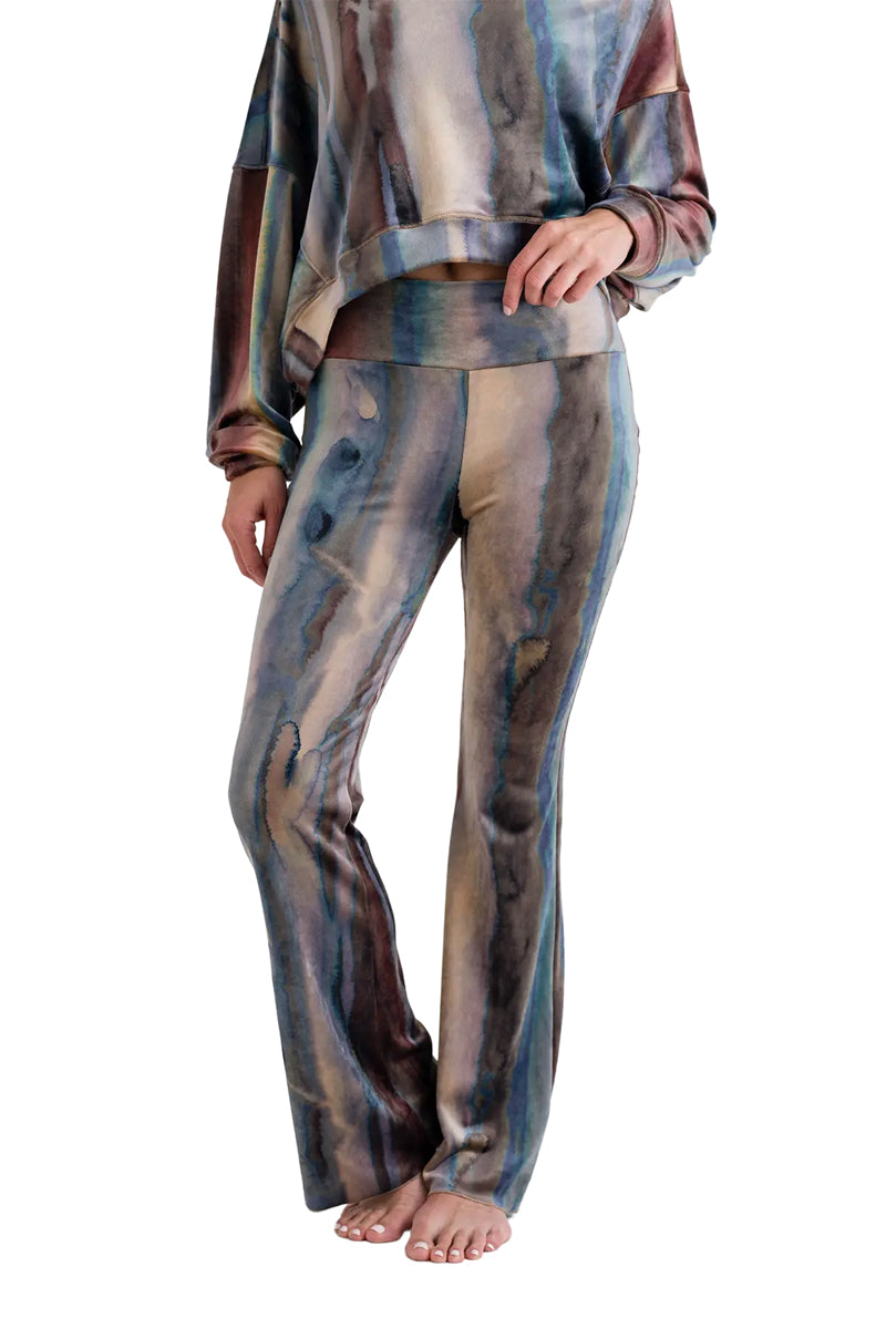 Love Joy Victory Batik Sweatpants Kala Flared Schlaghose Multicolor Velvet-Stoff Samt-Optik Bio-Baumwolle Multicolor Detail 2