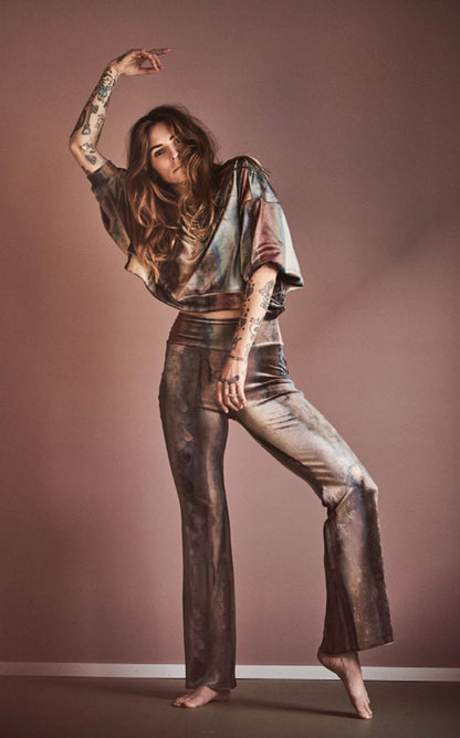 Love Joy Victory Batik Sweatpants Kala Flared Schlaghose Multicolor Velvet-Stoff Samt-Optik Bio-Baumwolle Multicolor Model 2