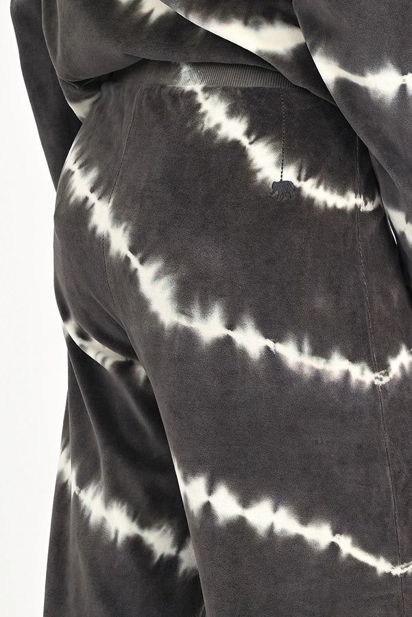 Love Joy Victory Batik Sweatpants Perry Jogger Streifen Samt-Haptik Velvet-Stoff 100% Bio-Baumwolle Relaxed-Fit Anthrazit Detail 4