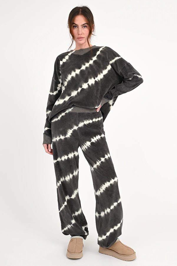 Love Joy Victory Batik Sweatpants Perry Jogger Streifen Samt-Haptik Velvet-Stoff 100% Bio-Baumwolle Relaxed-Fit Model 2