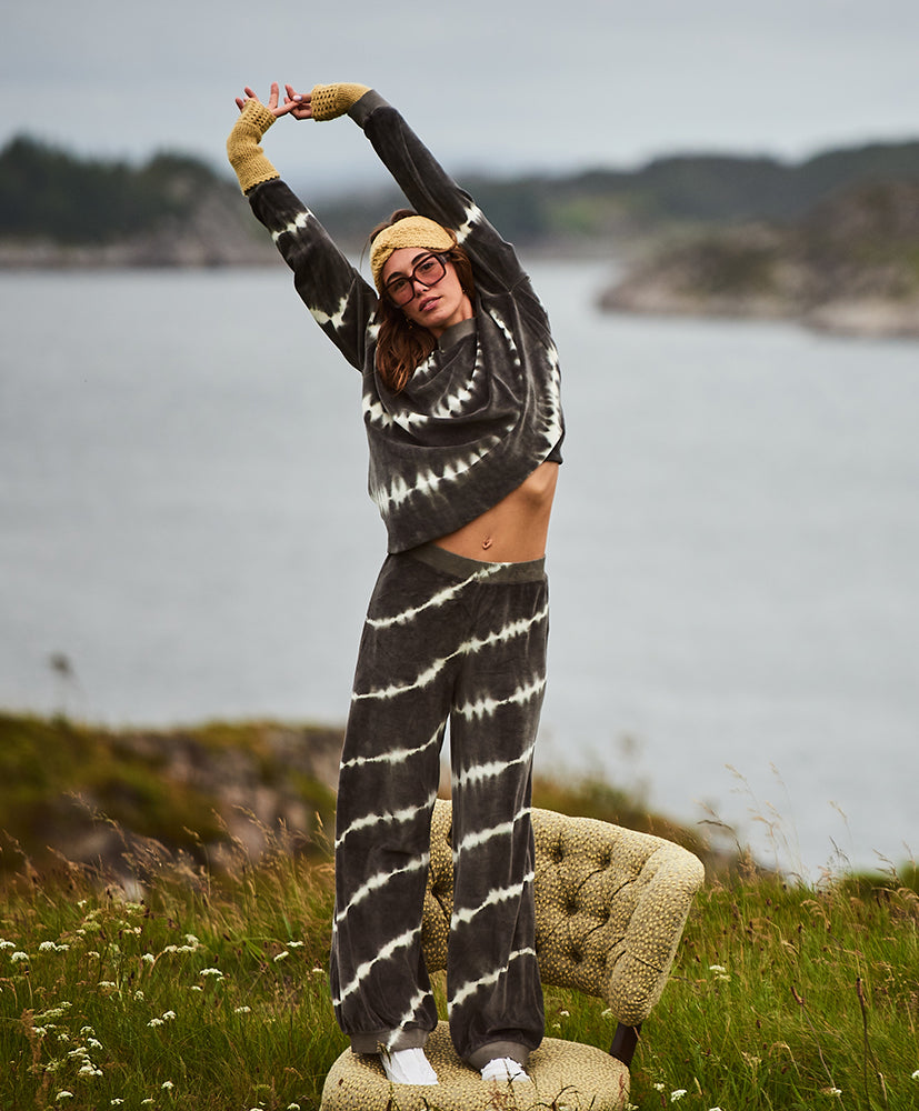 Love Joy Victory Batik Sweatpants Perry Jogger Streifen Samt-Haptik Velvet-Stoff 100% Bio-Baumwolle Relaxed-Fit Model 3