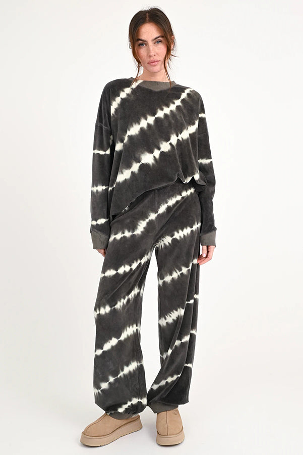 Love Joy Victory Batik Sweatpants Perry Jogger Streifen Samt-Haptik Velvet-Stoff 100% Bio-Baumwolle Relaxed-Fit Model