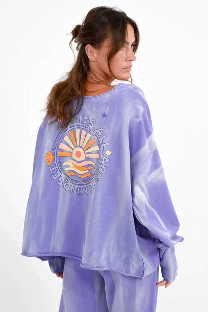 Love Joy Victory Batik Sweatshirt Hilda Oversize Rückenprint Lila Iris Blue Model 2