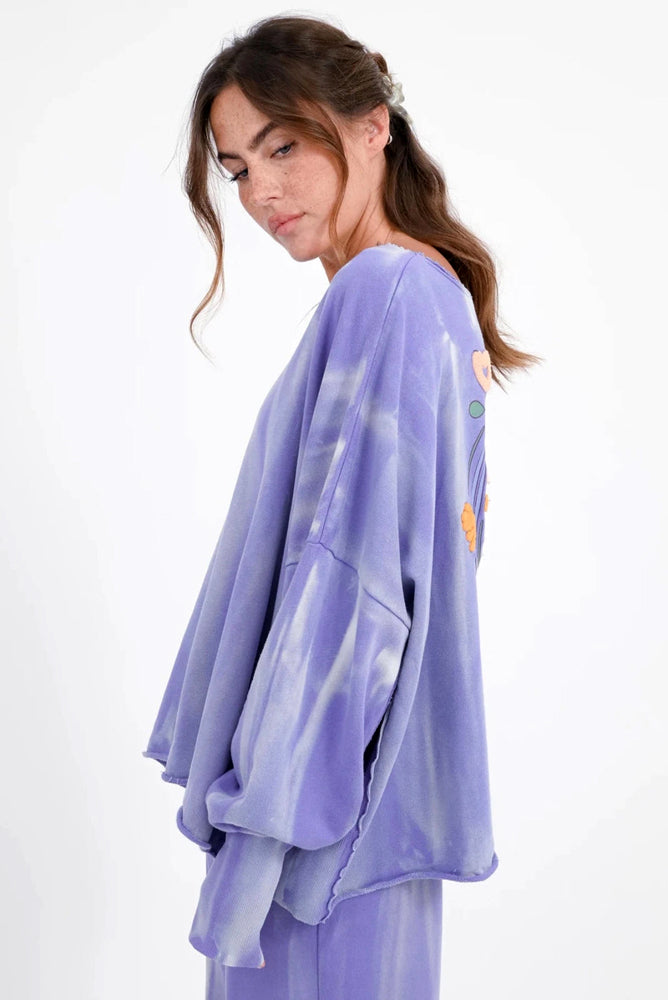 Love Joy Victory Batik Sweatshirt Hilda Oversize Rückenprint Lila Iris Blue Model 4