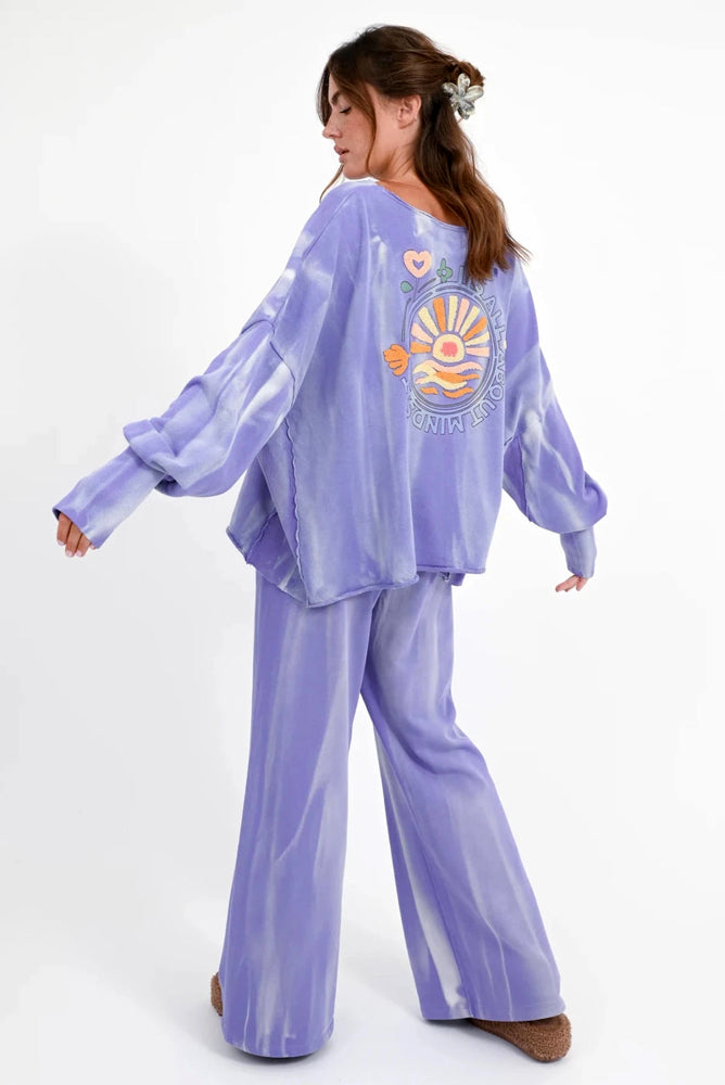 Love Joy Victory Batik Sweatshirt Hilda Oversize Rückenprint Lila Iris Blue Model 7