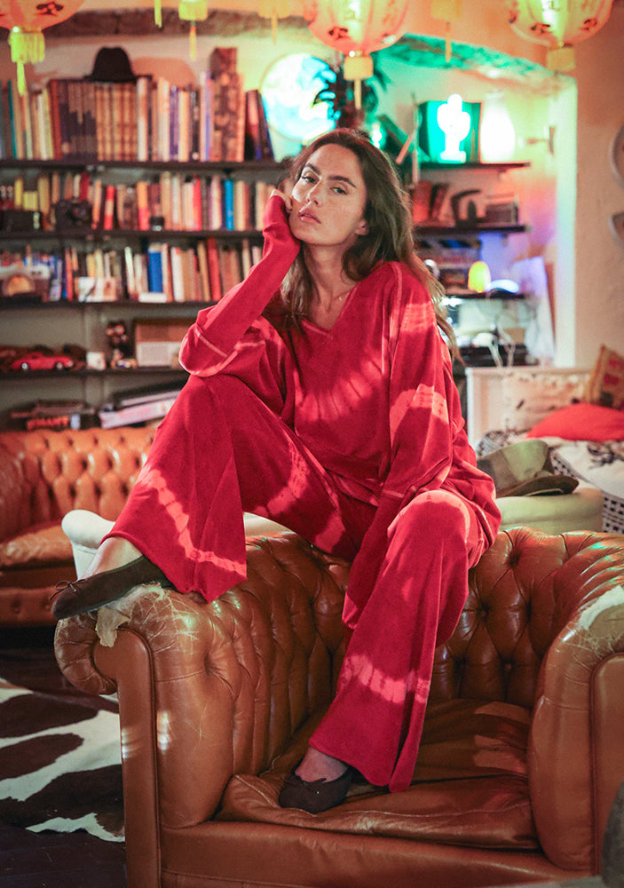 Love Joy Victory Batik-Sweatshirt Madison Jalapeno Red Rot Pink Casual-Fit Velvet-Stoff Raw-Edges Model 6