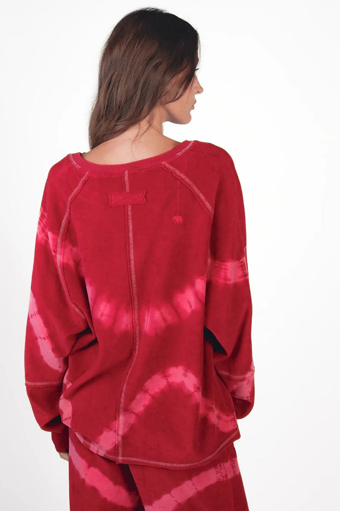 Love Joy Victory Batik-Sweatshirt Madison Jalapeno Red Rot Pink Casual-Fit Velvet-Stoff Raw-Edges Model Rückseite