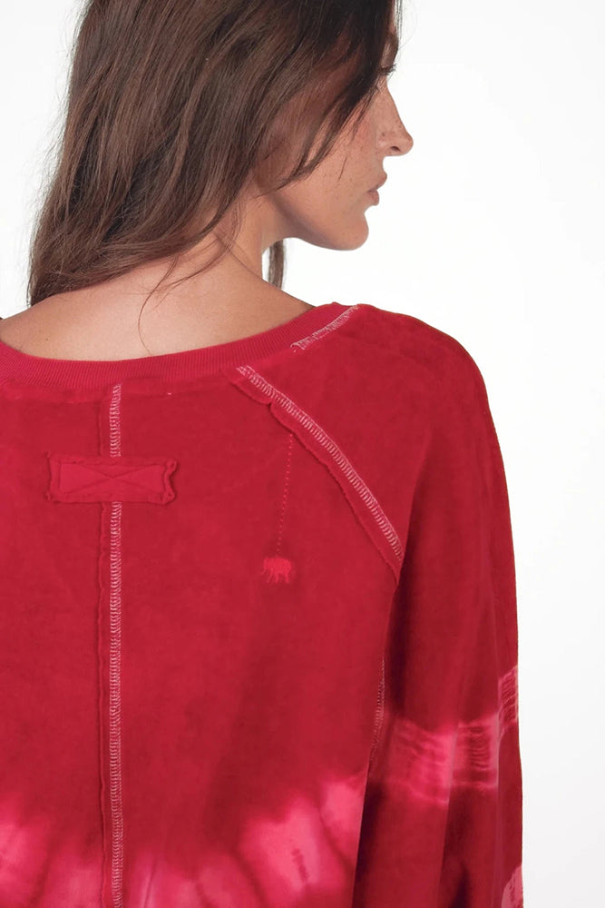 Love Joy Victory Batik-Sweatshirt Madison Jalapeno Red Rot Pink Casual-Fit Velvet-Stoff Raw-Edges Model Detail