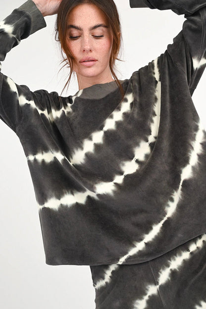 Love Joy Victory Batik Sweatshirt Wayne Streifen Samt-Haptik Velvet-Stoff 100% Bio-Baumwolle Casual-Fit
Model 2