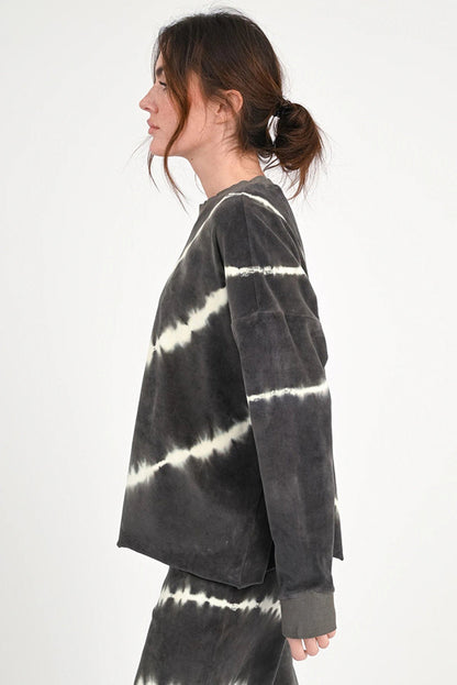 Love Joy Victory Batik Sweatshirt Wayne Streifen Samt-Haptik Velvet-Stoff 100% Bio-Baumwolle Casual-Fit
Model 4
