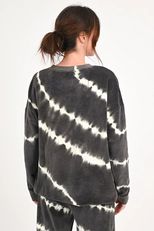 Love Joy Victory Batik Sweatshirt Wayne Streifen Samt-Haptik Velvet-Stoff 100% Bio-Baumwolle Casual-Fit
Model 5