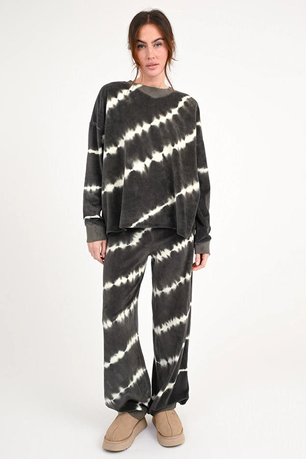 Love Joy Victory Batik Sweatshirt Wayne Streifen Samt-Haptik Velvet-Stoff 100% Bio-Baumwolle Casual-Fit
Model 6